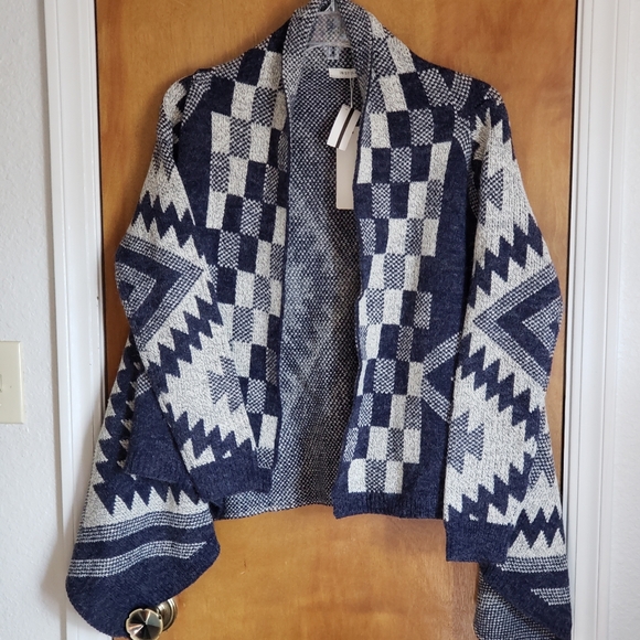 NWT In Style Navy Sweater Asymmetrical hem - Picture 2 of 4